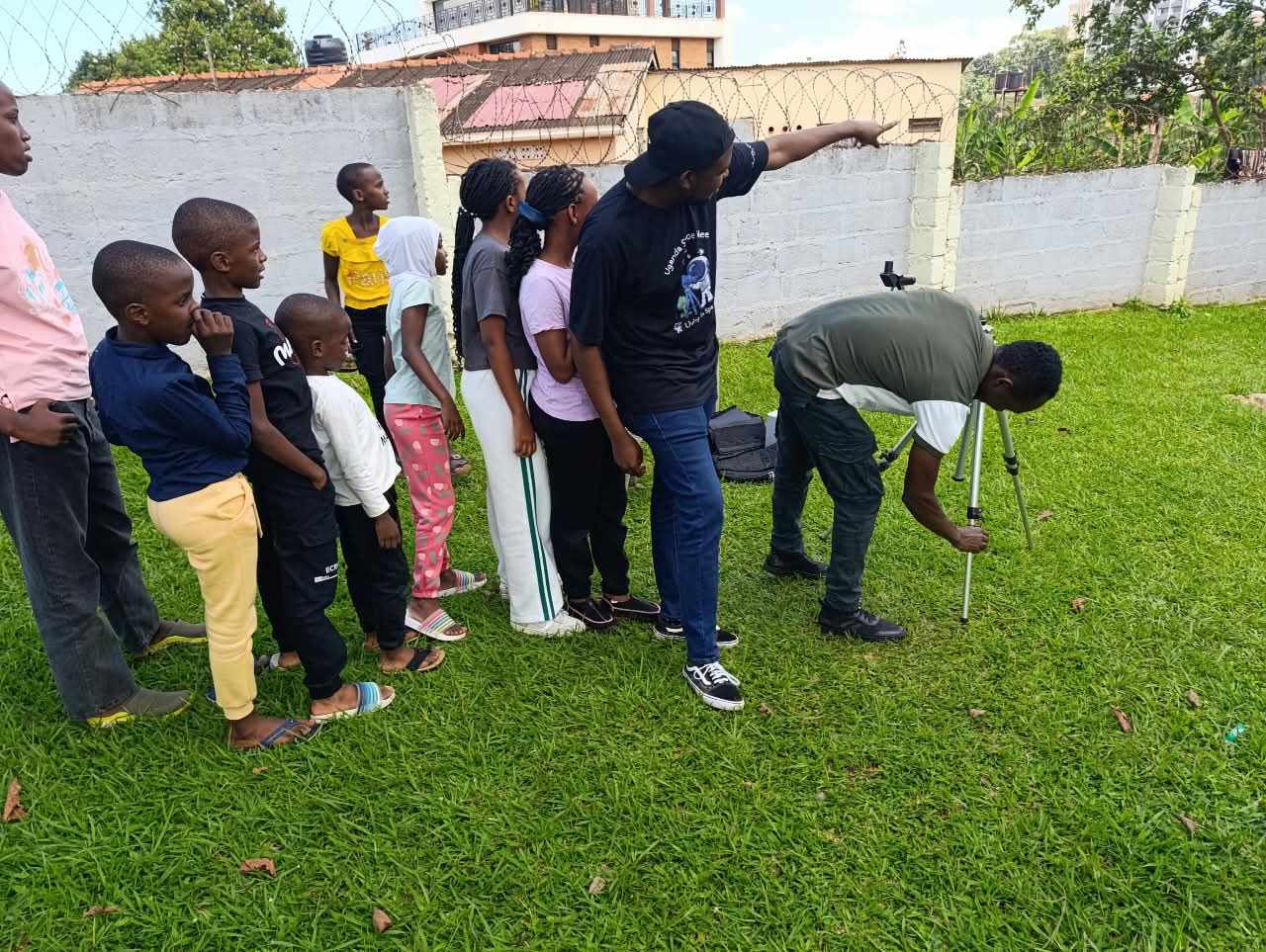 Young astronomers queuing at a UAS telescope